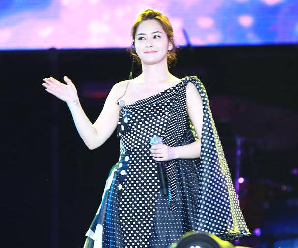 阿嬌婚後首次開唱！身材卻是「胖若兩人」，網友：我以為是張惠妹！