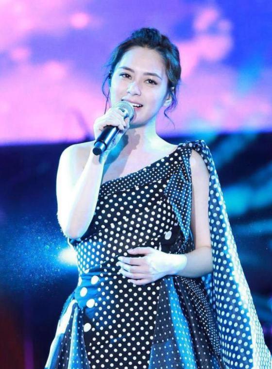 阿嬌婚後首次開唱！身材卻是「胖若兩人」，網友：我以為是張惠妹！