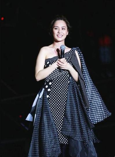 阿嬌婚後首次開唱！身材卻是「胖若兩人」，網友：我以為是張惠妹！