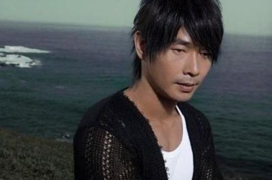憑藉一首《小薇》紅遍大江南北，成名後拋棄妻子，戀上19歲嫩模！