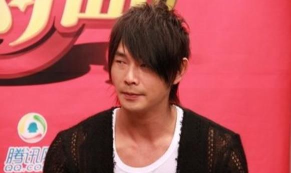 憑藉一首《小薇》紅遍大江南北，成名後拋棄妻子，戀上19歲嫩模！