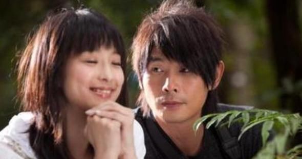 憑藉一首《小薇》紅遍大江南北，成名後拋棄妻子，戀上19歲嫩模！