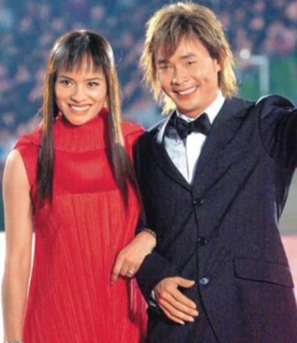 憑藉一首《小薇》紅遍大江南北，成名後拋棄妻子，戀上19歲嫩模！