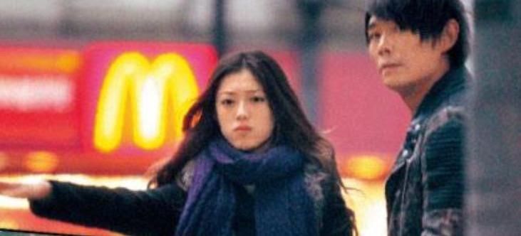 憑藉一首《小薇》紅遍大江南北，成名後拋棄妻子，戀上19歲嫩模！