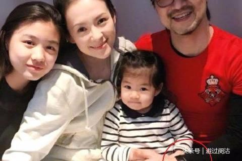 章子怡曬溫馨全家福，有誰注意到汪峰的手了？網友：看不下去了！