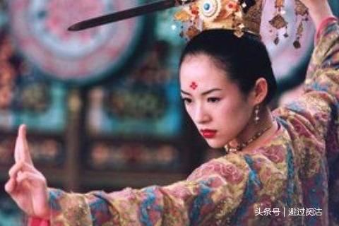 章子怡曬溫馨全家福，有誰注意到汪峰的手了？網友：看不下去了！