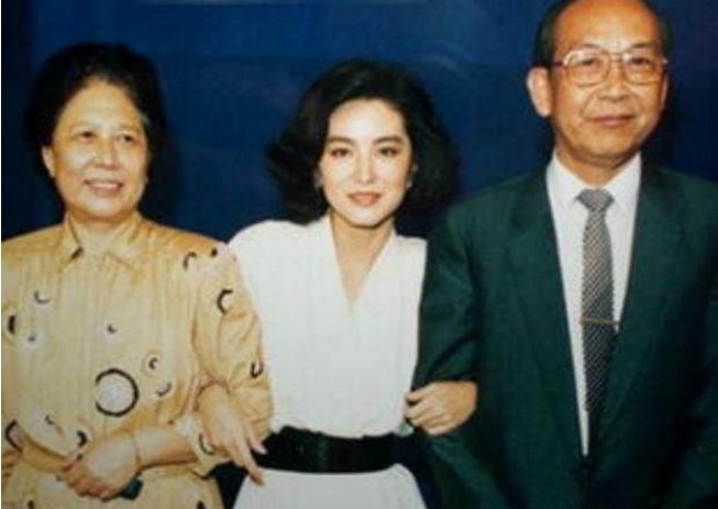 失散36年，林青霞親姐姐照片大曝光！沒想到她竟長這樣，兩者生活大不同！