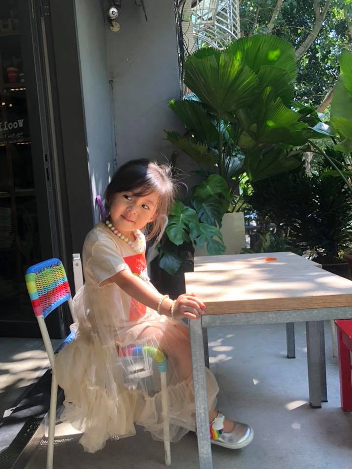3歲就會「網美笑」！咘咘身穿「透視公主裝」美炸，賈靜雯忍不住喊：「怎麼辦？」