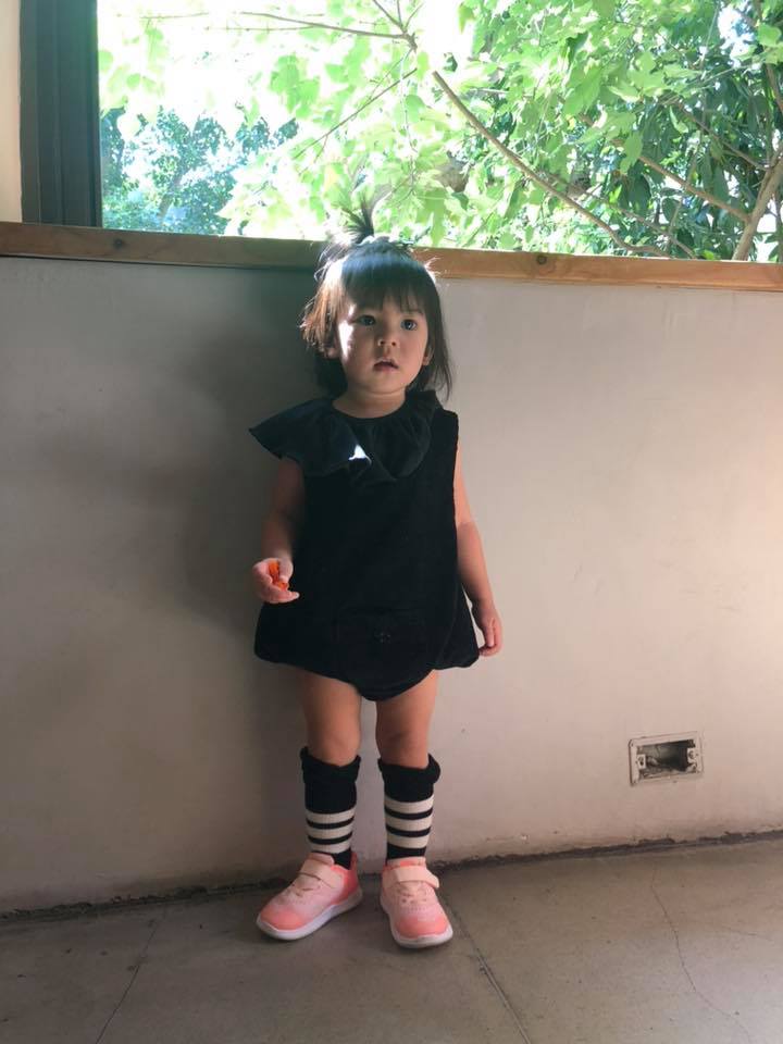 3歲就會「網美笑」！咘咘身穿「透視公主裝」美炸，賈靜雯忍不住喊：「怎麼辦？」