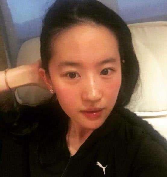 劉亦菲喝醉酒誤發素顏照，網友高呼：從此再無神仙姐姐！