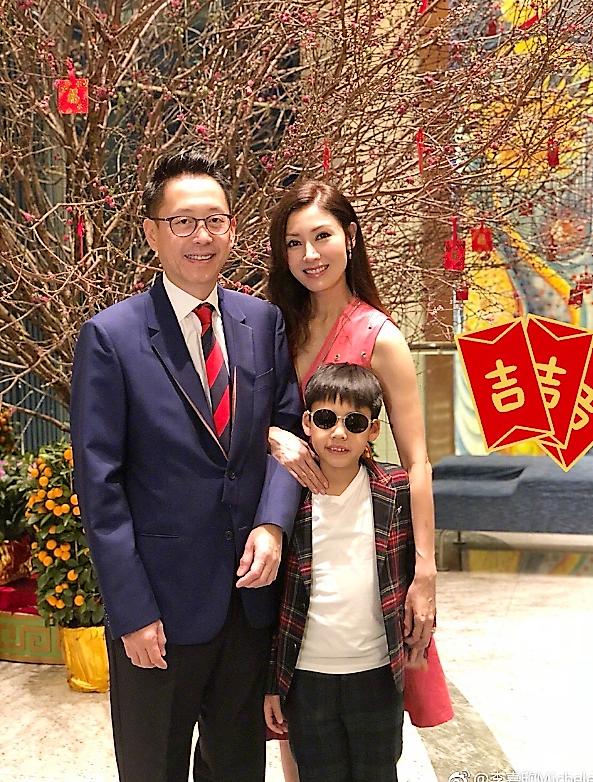 48歲李嘉欣「蘋果肌」少女感十足，凍齡美貌逆天！7歲兒子正面照曝光，修長身材超像媽媽！