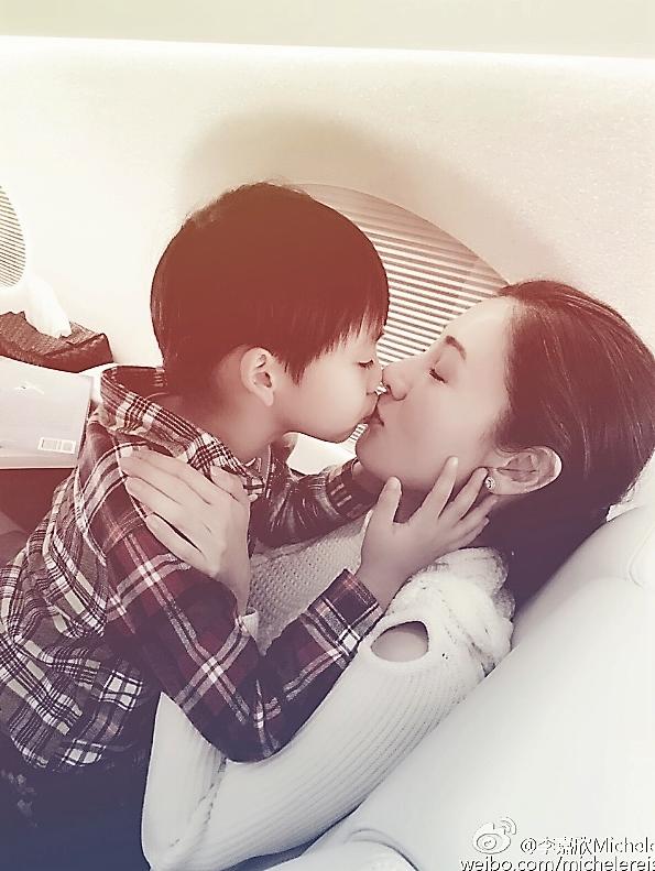 48歲李嘉欣「蘋果肌」少女感十足，凍齡美貌逆天！7歲兒子正面照曝光，修長身材超像媽媽！