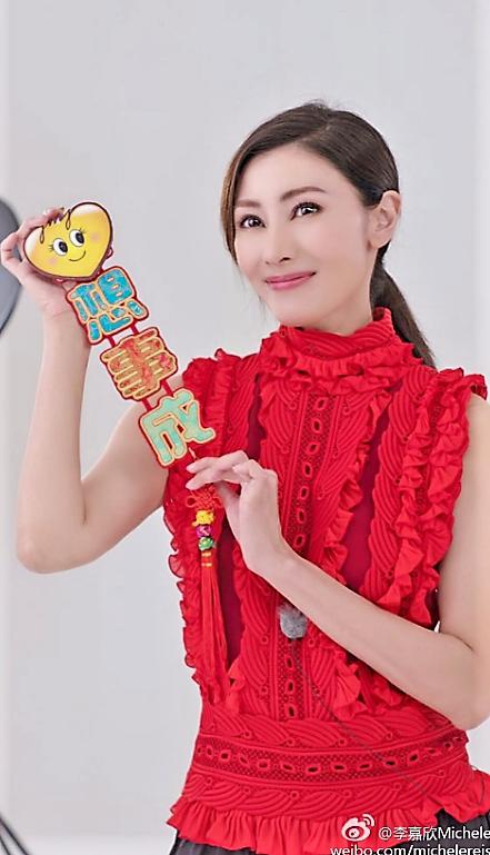 48歲李嘉欣「蘋果肌」少女感十足，凍齡美貌逆天！7歲兒子正面照曝光，修長身材超像媽媽！