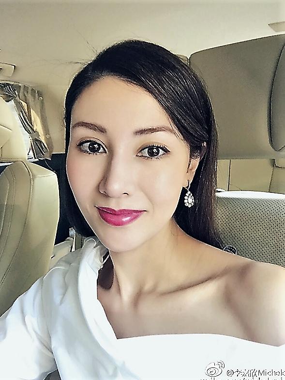 48歲李嘉欣「蘋果肌」少女感十足，凍齡美貌逆天！7歲兒子正面照曝光，修長身材超像媽媽！