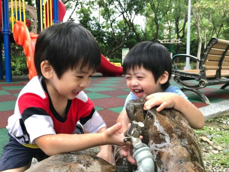 林志穎曬中秋合影私宅曝光，超長露天泳池加燒烤台價值2億！