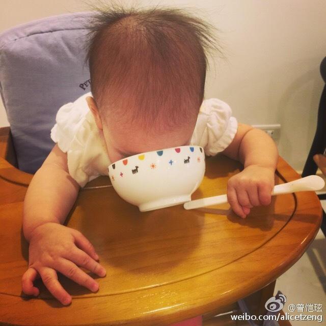 32歲的她被封為「周杰倫的最美前女友」如今升格當媽媽「近況曝光」，沒想到當年的大眼美少女現在卻 -