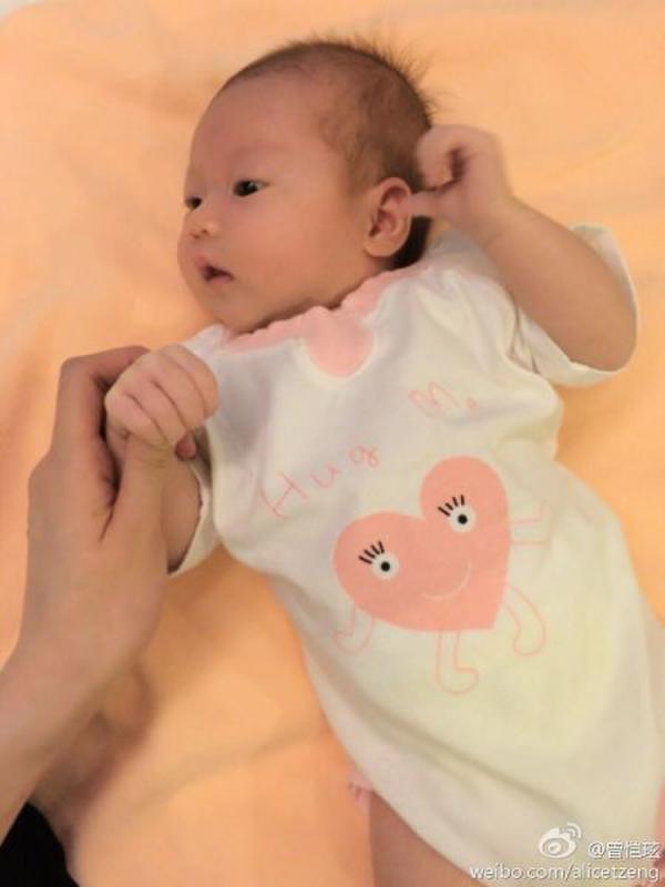 32歲的她被封為「周杰倫的最美前女友」如今升格當媽媽「近況曝光」，沒想到當年的大眼美少女現在卻 -