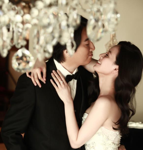 32歲的她被封為「周杰倫的最美前女友」如今升格當媽媽「近況曝光」，沒想到當年的大眼美少女現在卻 -