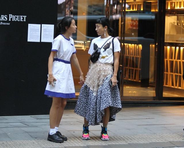 徐濠縈接女兒放學各種溫馨互動，14歲女兒穿校服很清秀！