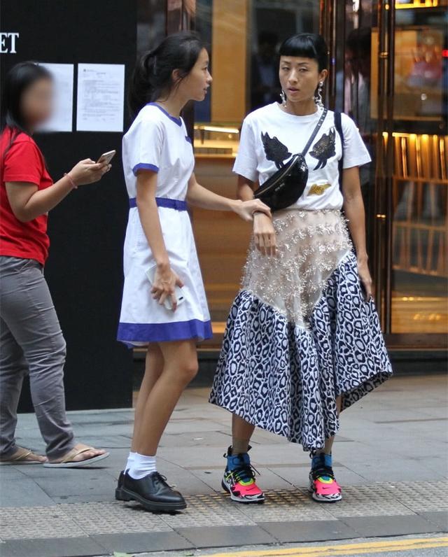 徐濠縈接女兒放學各種溫馨互動，14歲女兒穿校服很清秀！