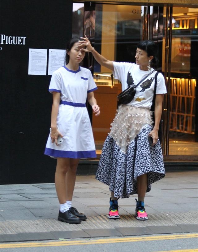 徐濠縈接女兒放學各種溫馨互動，14歲女兒穿校服很清秀！