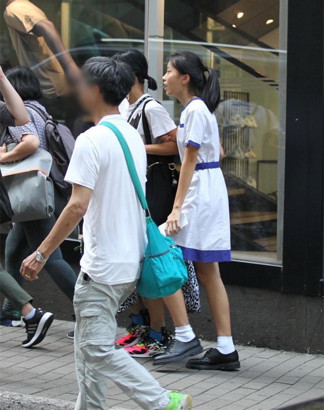 徐濠縈接女兒放學各種溫馨互動，14歲女兒穿校服很清秀！