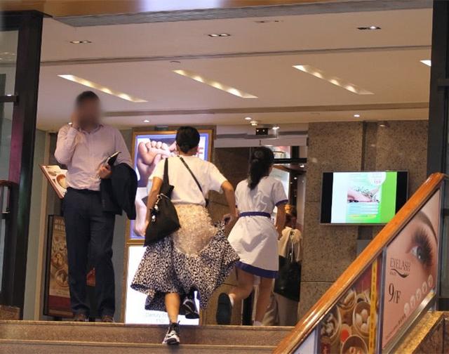 徐濠縈接女兒放學各種溫馨互動，14歲女兒穿校服很清秀！