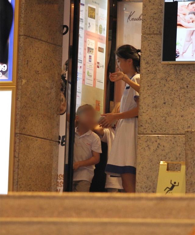 徐濠縈接女兒放學各種溫馨互動，14歲女兒穿校服很清秀！