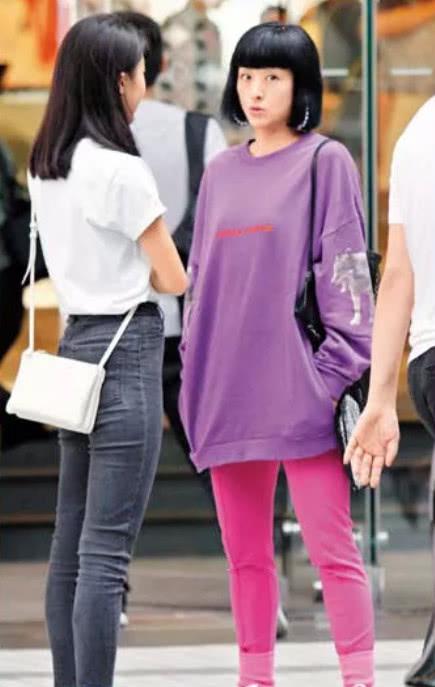 徐濠縈接女兒放學各種溫馨互動，14歲女兒穿校服很清秀！