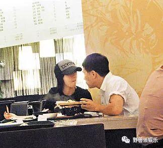 父母反對之下，她和大17歲男友堅持14年愛情長跑，現在終於放手了！