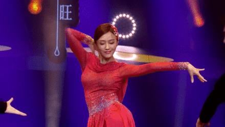 這就是富察皇后要的「自由」！富察皇后穿紅衣「嫵媚掀裙露腿」大秀舞技！她10天爆瘦3公斤，粉絲和舞伴超心疼！