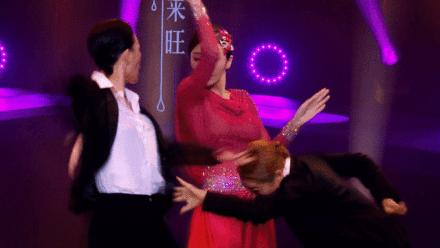 這就是富察皇后要的「自由」！富察皇后穿紅衣「嫵媚掀裙露腿」大秀舞技！她10天爆瘦3公斤，粉絲和舞伴超心疼！