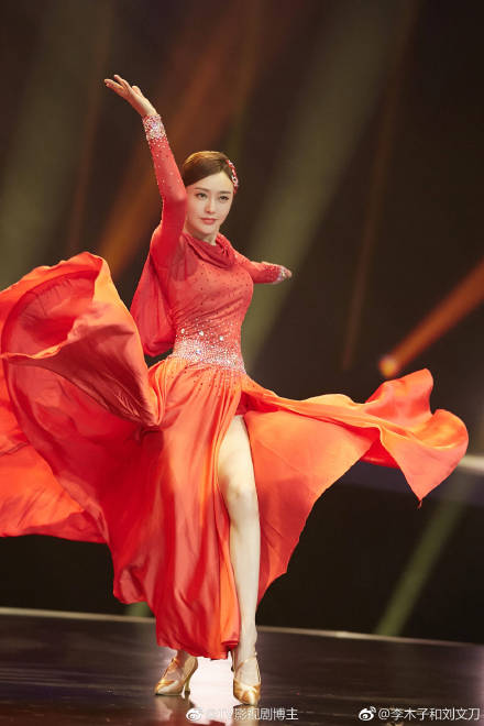 這就是富察皇后要的「自由」！富察皇后穿紅衣「嫵媚掀裙露腿」大秀舞技！她10天爆瘦3公斤，粉絲和舞伴超心疼！