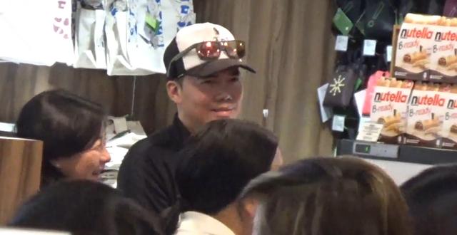 謝天華再忙也陪挺大孕肚的老婆逛超市，老婆開心到說個不停！