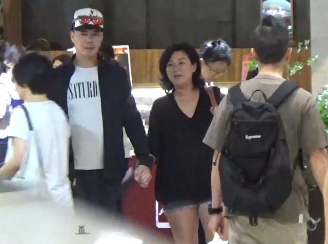 謝天華再忙也陪挺大孕肚的老婆逛超市，老婆開心到說個不停！
