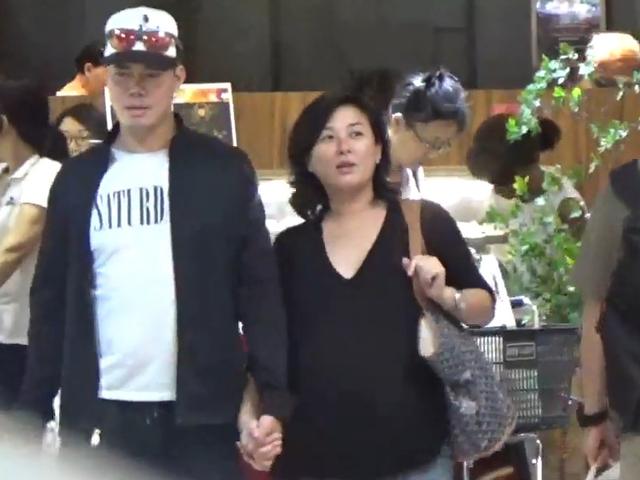 謝天華再忙也陪挺大孕肚的老婆逛超市，老婆開心到說個不停！