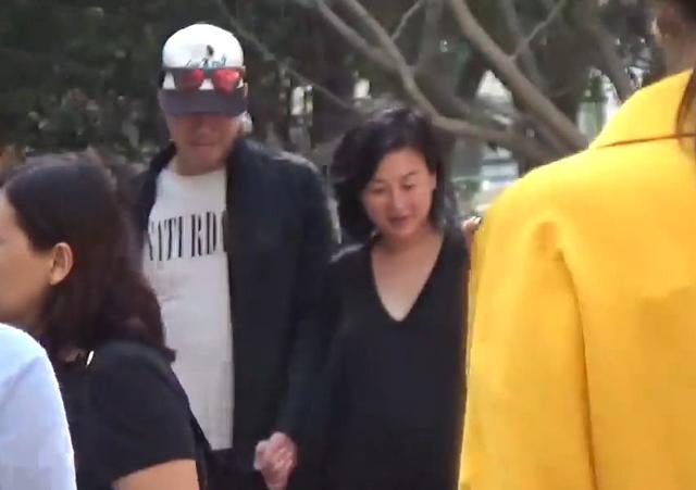 謝天華再忙也陪挺大孕肚的老婆逛超市，老婆開心到說個不停！