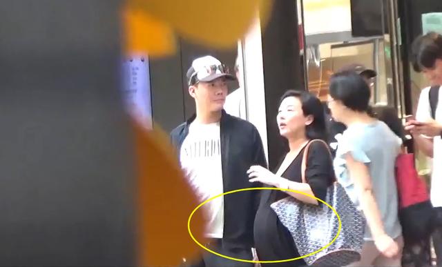 謝天華再忙也陪挺大孕肚的老婆逛超市，老婆開心到說個不停！