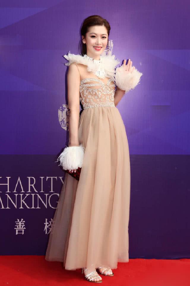 她曾為陳冠希打胎2次，與小6歲徐正曦戀愛、今被傳與富豪合約生子