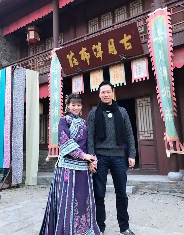 胡杏兒母子探班老公，「霸占」辦公桌，奕霆好奇的小表情萌化了~~~