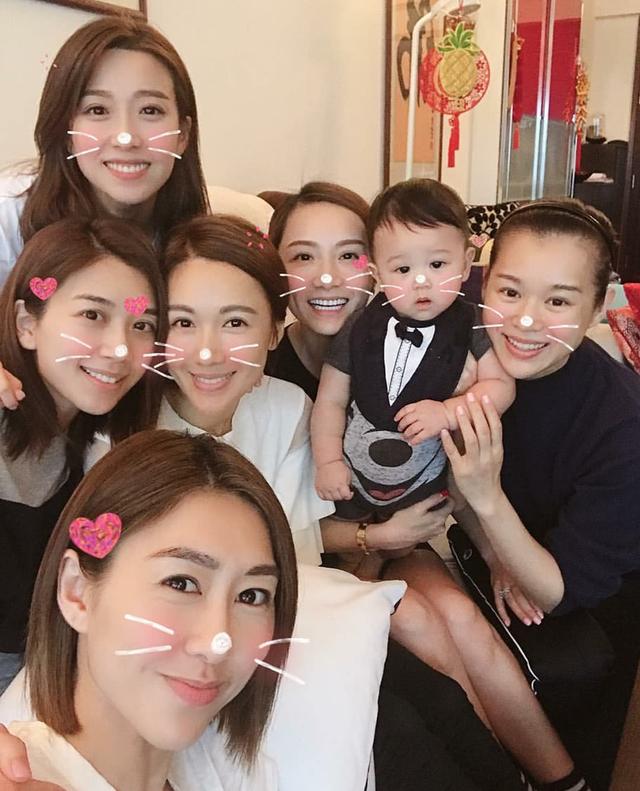 胡杏兒母子探班老公，「霸占」辦公桌，奕霆好奇的小表情萌化了~~~