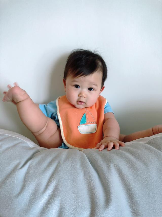 胡杏兒母子探班老公，「霸占」辦公桌，奕霆好奇的小表情萌化了~~~