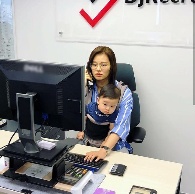 胡杏兒母子探班老公，「霸占」辦公桌，奕霆好奇的小表情萌化了~~~