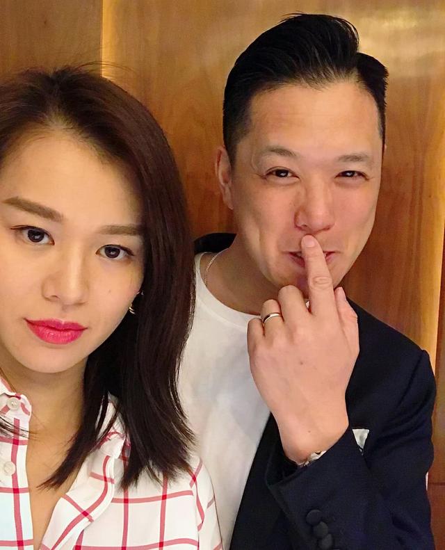 胡杏兒母子探班老公，「霸占」辦公桌，奕霆好奇的小表情萌化了~~~