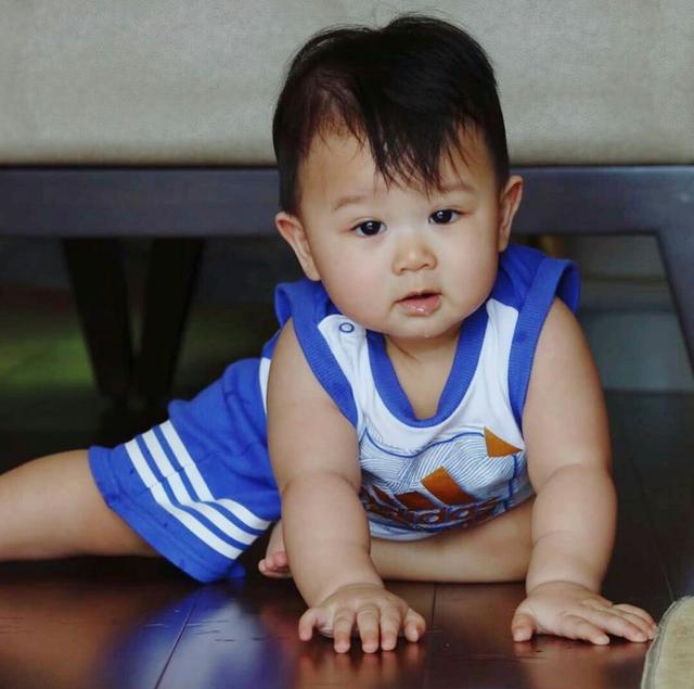 胡杏兒母子探班老公，「霸占」辦公桌，奕霆好奇的小表情萌化了~~~
