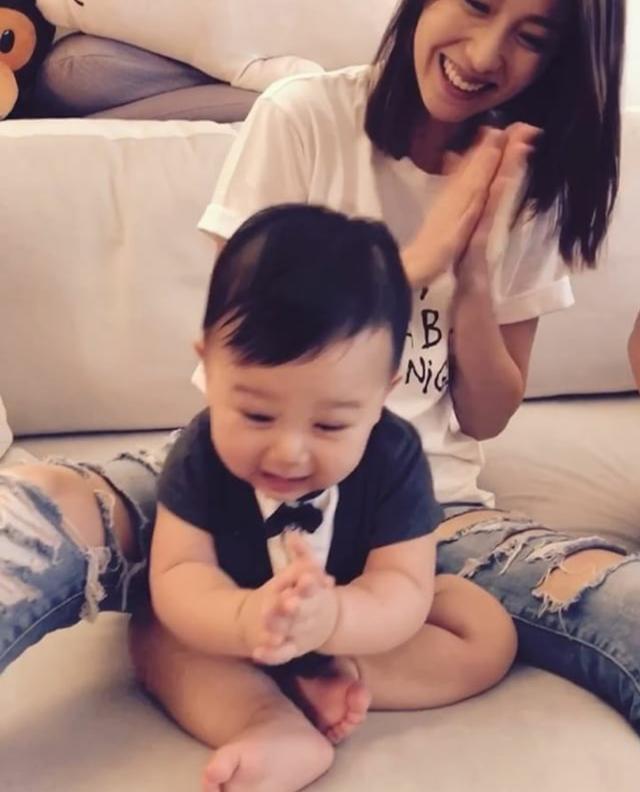胡杏兒母子探班老公，「霸占」辦公桌，奕霆好奇的小表情萌化了~~~