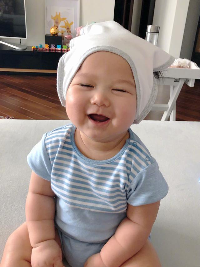胡杏兒母子探班老公，「霸占」辦公桌，奕霆好奇的小表情萌化了~~~
