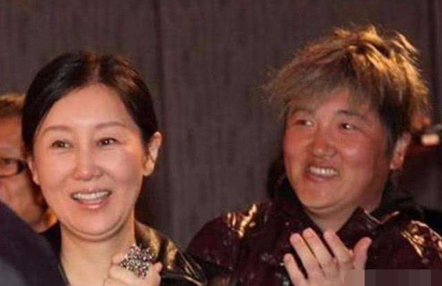 孫楠和兩任妻子各生一個女兒，同父異母的兩女孩卻長成一個樣子！