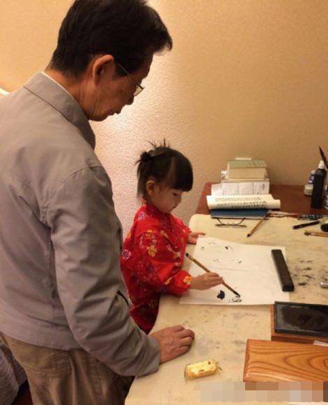 孫楠和兩任妻子各生一個女兒，同父異母的兩女孩卻長成一個樣子！