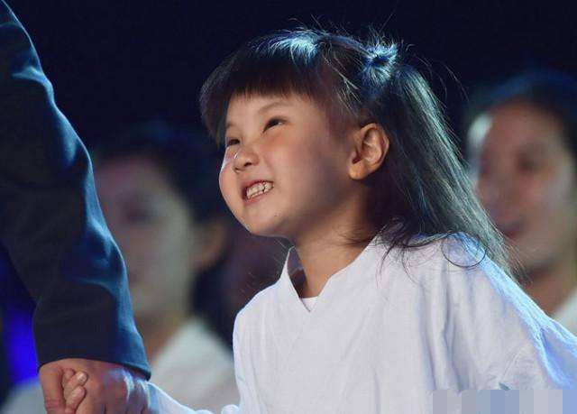 孫楠和兩任妻子各生一個女兒，同父異母的兩女孩卻長成一個樣子！